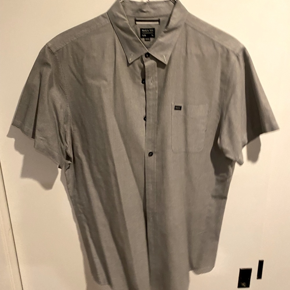 Men’s XL RVCA Short sleeve button down shirt in gray, slim fit